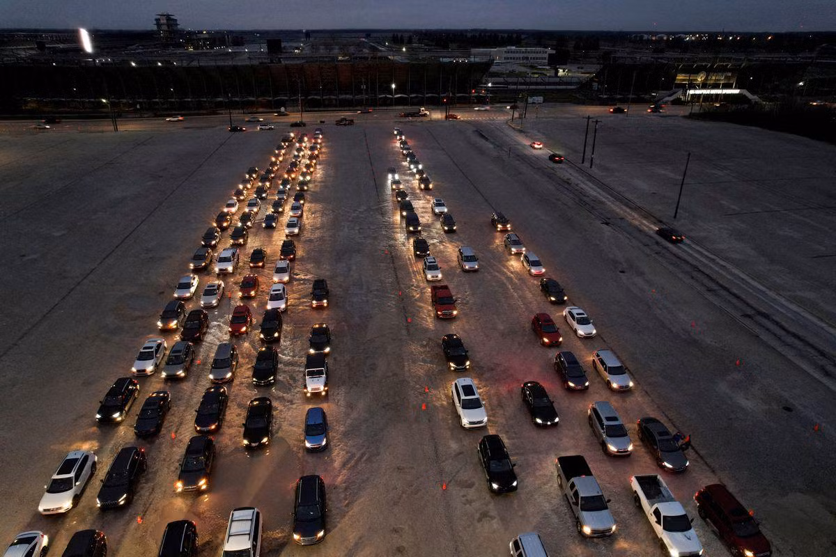 Người dân xếp hàng chờ xét nghiệm ở Indianapolis (bang Indiana, Mỹ) ngày 29/12. Ảnh: Reuters Người dân xếp hàng chờ xét nghiệm ở Indianapolis (bang Indiana, Mỹ) ngày 29/12. Ảnh: Reuters