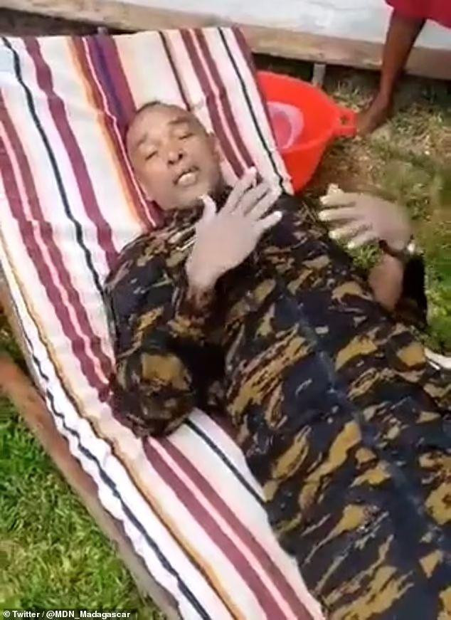 Ông Gelle nằm nghỉ sau khi được đưa lên bờ. Ảnh: Twitter