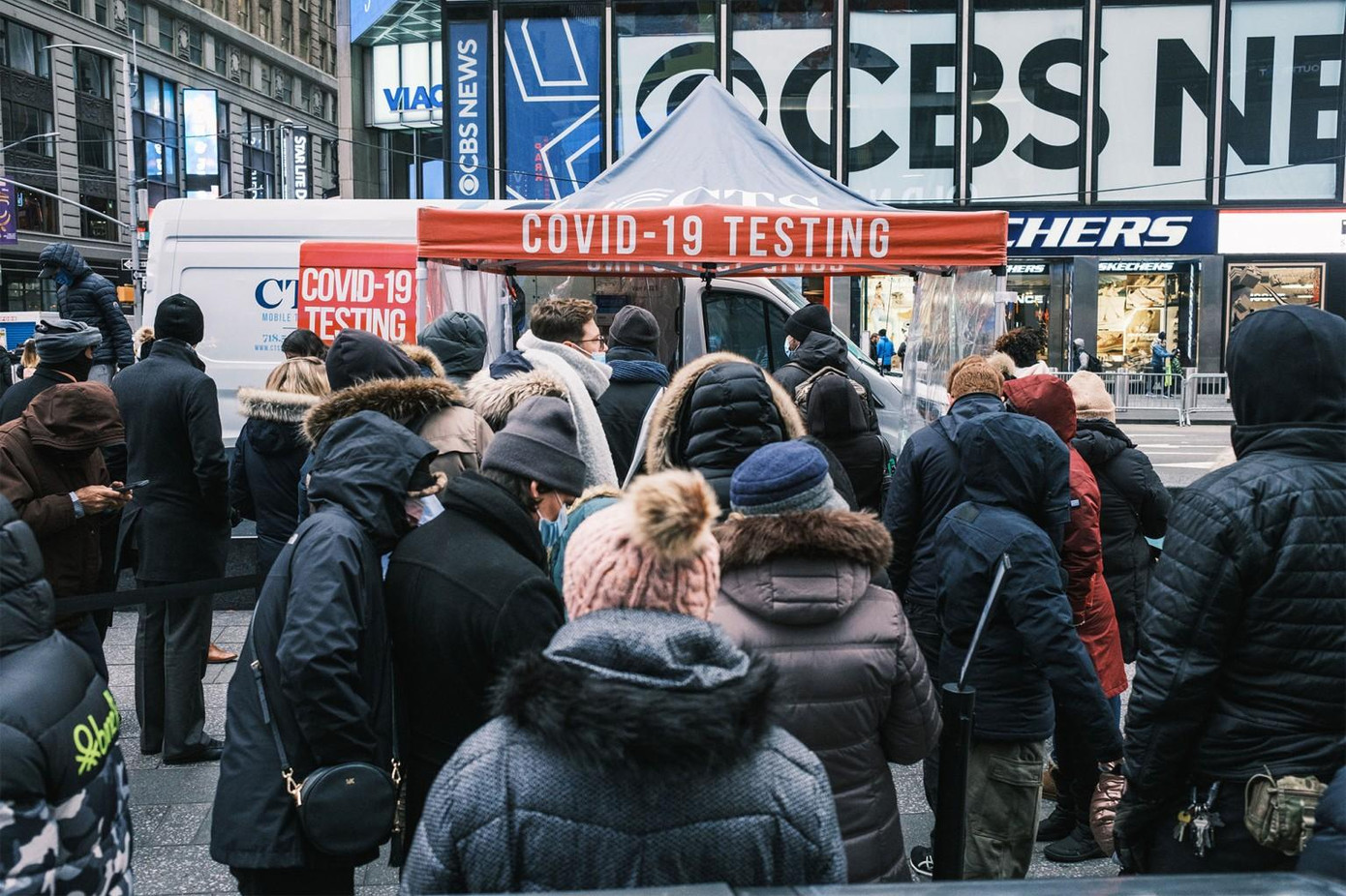 Người dân New York (Mỹ) xếp hàng chờ xét nghiệm COVID-19 ngày 27/12. Ảnh: NY Post Người dân New York (Mỹ) xếp hàng chờ xét nghiệm COVID-19 ngày 27/12. Ảnh: NY Post