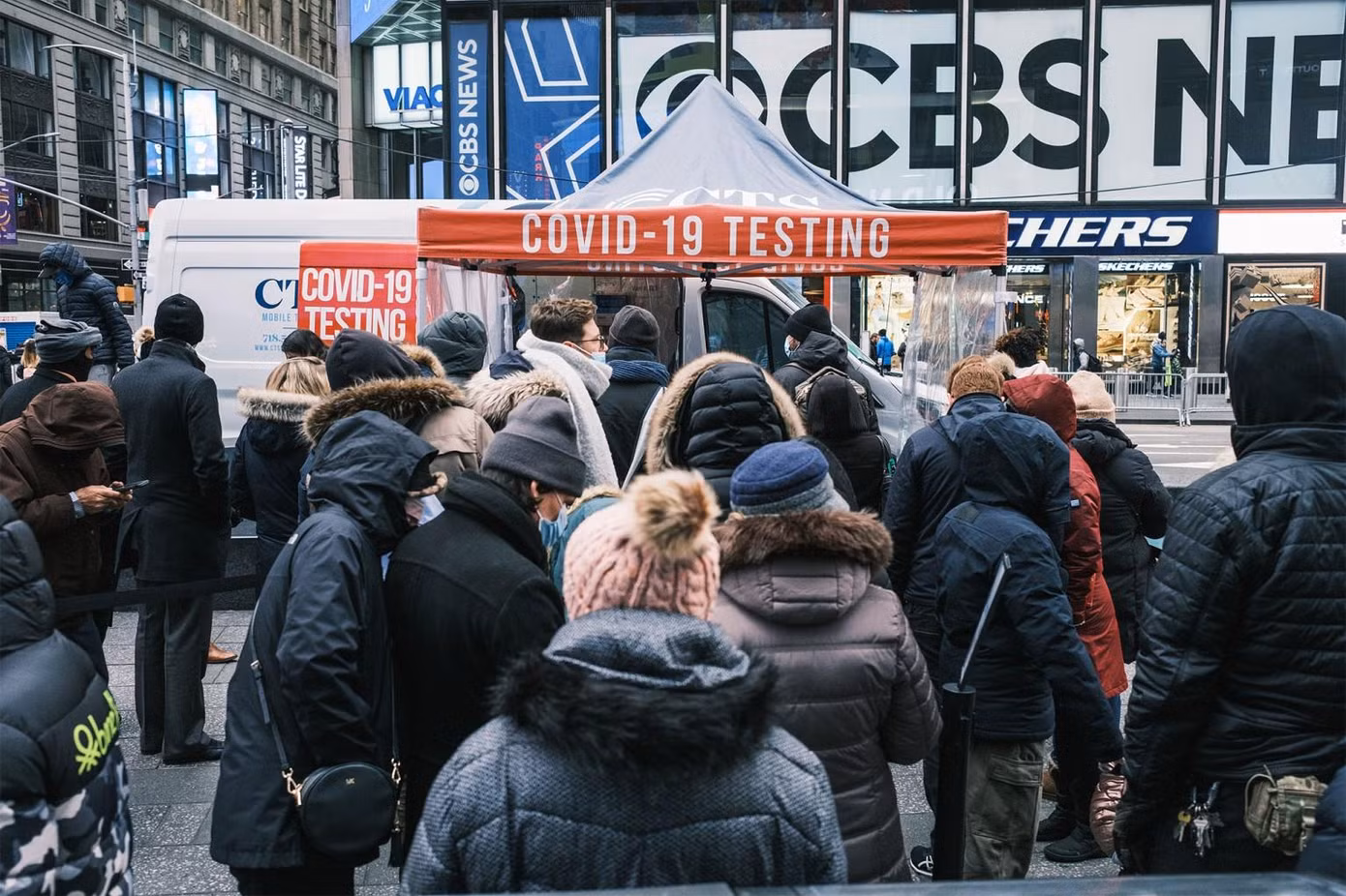 Người dân New York (Mỹ) xếp hàng chờ xét nghiệm COVID-19 ngày 27/12. Ảnh: NY Post