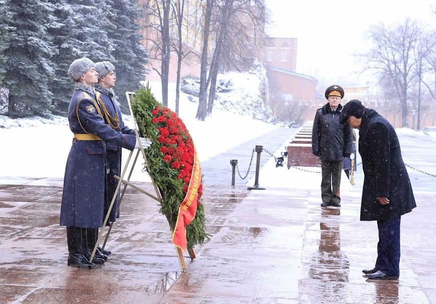 Chủ tịch nước Nguyễn Xuân Phúc đặt vòng hoa tại Đài tưởng niệm các Chiến sĩ Vô danh. (Ảnh: Thống Nhất/TTXVN)