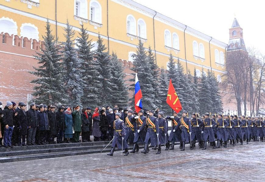 Sáng 1/12/2021 (theo giờ địa phương), tại thủ đô Mátxcơva, Liên bang Nga, Chủ tịch nước Nguyễn Xuân Phúc đặt vòng hoa tại Đài tưởng niệm các Chiến sĩ Vô danh. (Ảnh: Thống Nhất/TTXVN)