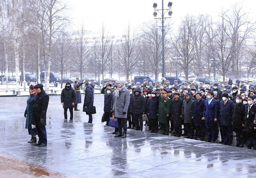Chủ tịch nước Nguyễn Xuân Phúc đặt vòng hoa tại Đài tưởng niệm các Chiến sĩ Vô danh. (Ảnh: Thống Nhất/TTXVN)