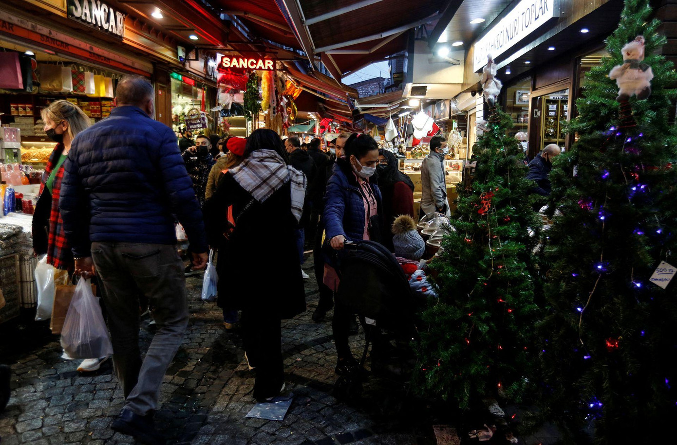 Người dân khẩn trương mua sắm ở Istanbul (Thổ Nhĩ Kỳ). Ảnh: Reuters Người dân khẩn trương mua sắm ở Istanbul (Thổ Nhĩ Kỳ). Ảnh: Reuters