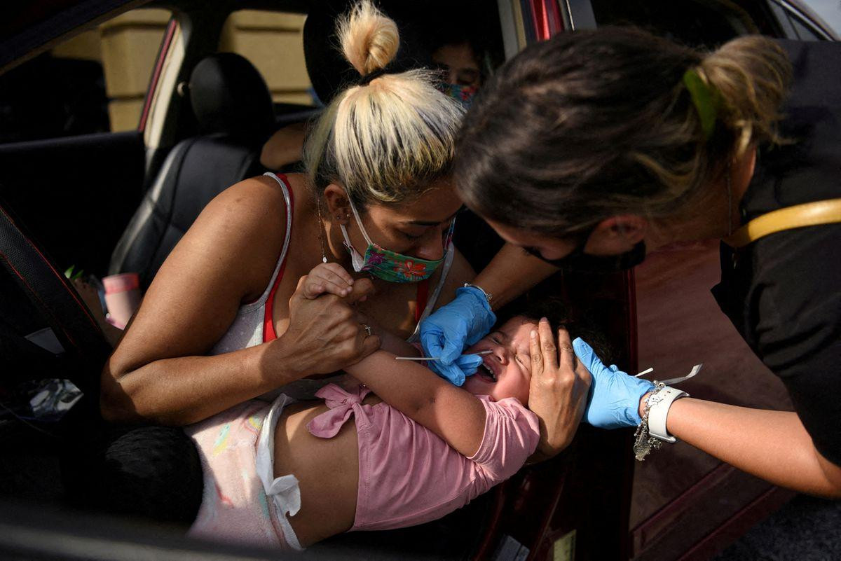 Một em nhỏ được lấy mẫu xét nghiệm ở Houston (bang Texas, Mỹ). Ảnh: Reuters Một em nhỏ được lấy mẫu xét nghiệm ở Houston (bang Texas, Mỹ). Ảnh: Reuters