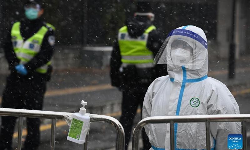 Một nhân viên y tế làm việc dưới trời mưa tuyết ở Tây An. Ảnh: Tân Hoa Xã Một nhân viên y tế làm việc dưới trời mưa tuyết ở Tây An. Ảnh: Tân Hoa Xã