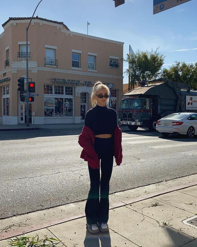 Emma Chamberlain giúp quần legging ống loe thêm phổ biến. Ảnh: @emmachamberlain.