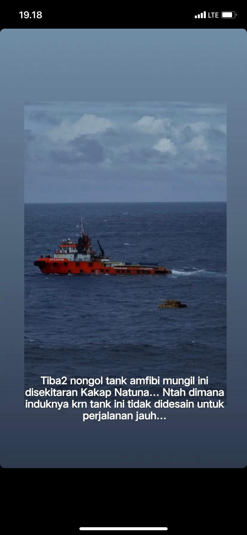 Một con tàu tiếp cận chiếc xe tăng. Ảnh: Twitter