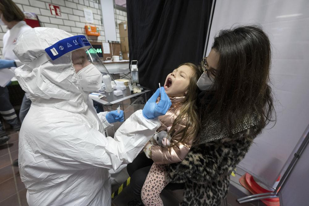 Một em nhỏ được xét nghiệm COVID-19 ngày 24/12 trước khi tham gia buổi tiệc gia đình đêm Giáng sinh ở Korntal-Muenchingen (Đức). Ảnh: AP Một em nhỏ được xét nghiệm COVID-19 ngày 24/12 trước khi tham gia buổi tiệc gia đình đêm Giáng sinh ở Korntal-Muenchingen (Đức). Ảnh: AP