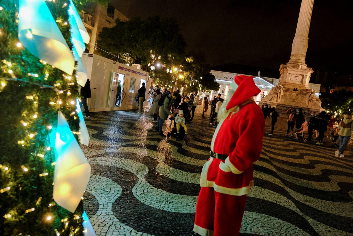 Cảnh xếp hàng chờ xét nghiệm trước Giáng sinh ở quảng trường Rossio (Lisbon, Bồ Đào Nha). Ảnh: Reuters Cảnh xếp hàng chờ xét nghiệm trước Giáng sinh ở quảng trường Rossio (Lisbon, Bồ Đào Nha). Ảnh: Reuters