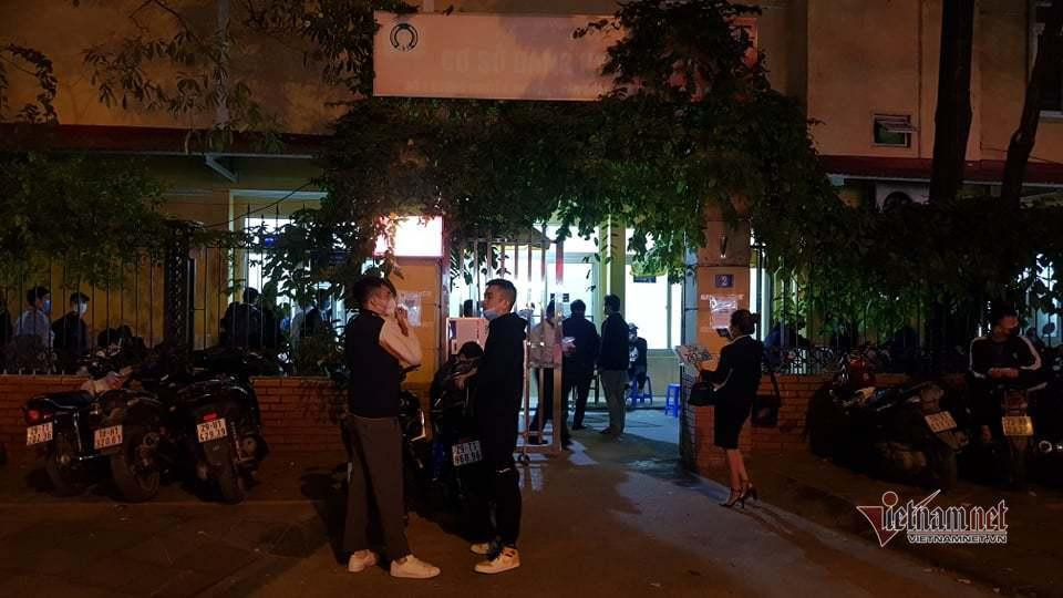 Người dân ngồi đợi tới lượt làm thủ tục Người dân ngồi đợi tới lượt làm thủ tục