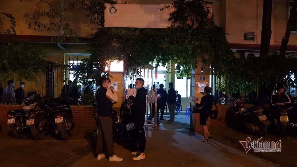 Người dân ngồi đợi tới lượt làm thủ tục Người dân ngồi đợi tới lượt làm thủ tục