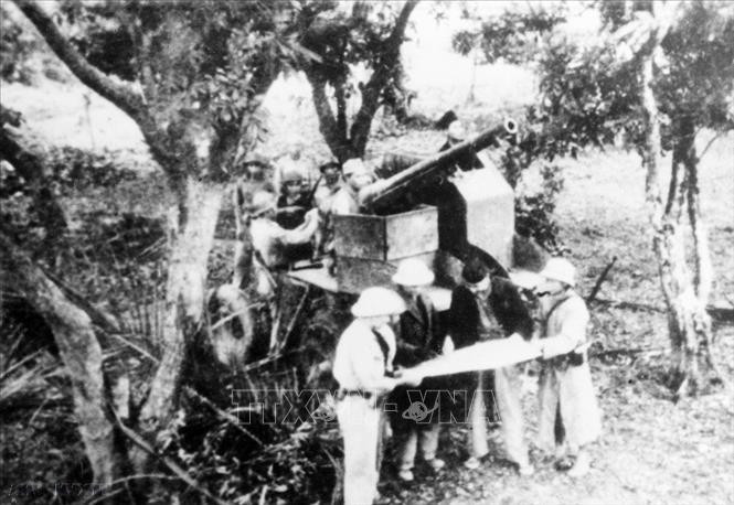 Vào lúc 20 giờ ngày 19/12/1946, những loạt đại bác của ta từ pháo đài Láng bắn vào các mục tiêu của Pháp trong thành phố, chính thức mở đầu cuộc kháng chiến chống Pháp. Ảnh: Nguyễn Bả Khoản/TTXVN.