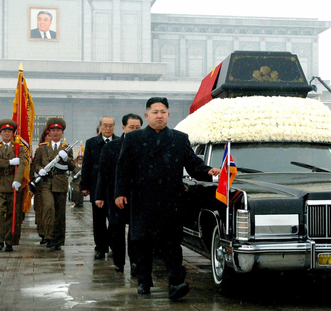 Ông Kim Jong-un đi bên cạnh chiếc xe chở linh cữu cố Chủ tịch Triều Tiên Kim Jong-il ở Bình Nhưỡng ngày 28/12/2011. Trước đó, ông Kim Jong-il qua đời ngày 17/12/2011 do bị nhồi máu cơ tim. Ảnh: KCNA Ông Kim Jong-un đi bên cạnh chiếc xe chở linh cữu cố Chủ tịch Triều Tiên Kim Jong-il ở Bình Nhưỡng ngày 28/12/2011. Trước đó, ông Kim Jong-il qua đời ngày 17/12/2011 do bị nhồi máu cơ tim. Ảnh: KCNA