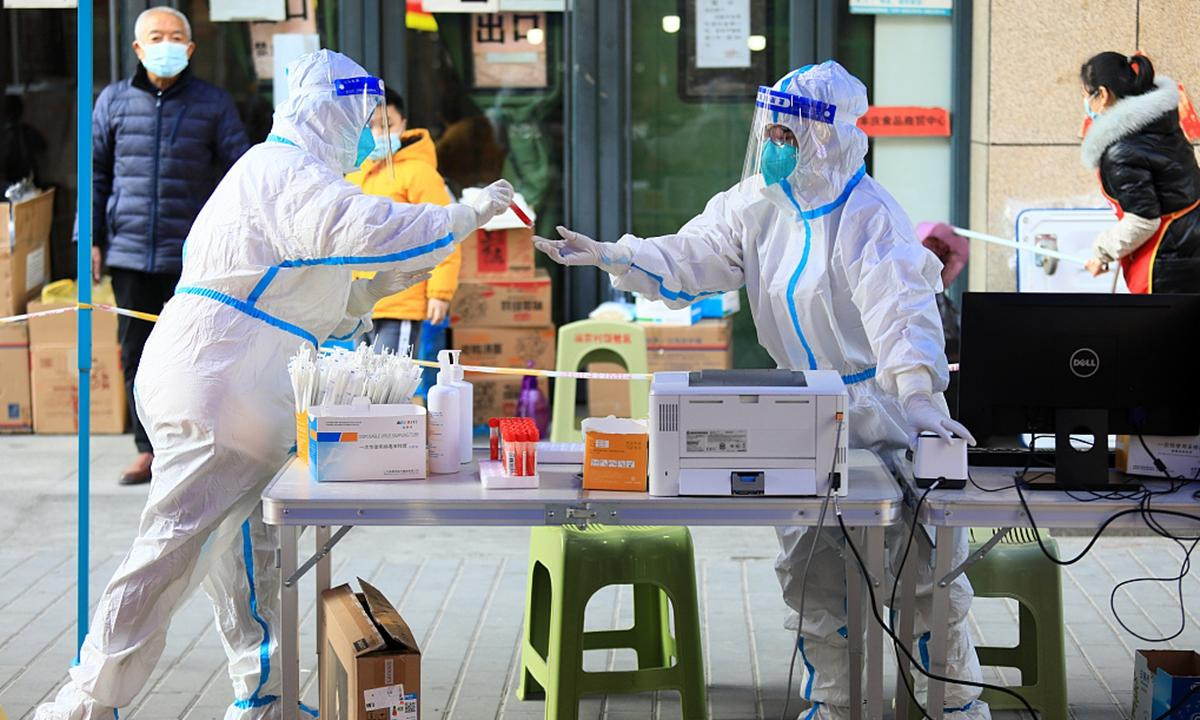 Nhân viên y tế lấy mẫu xét nghiệm ở Tây An ngày 21/12. Ảnh: VCG