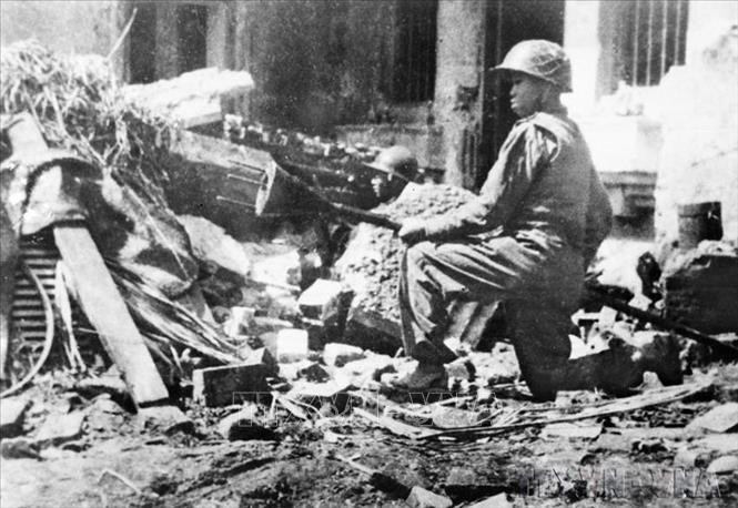 Hình ảnh chiến sỹ cảm tử quân, đoàn viên Thanh niên cứu quốc Hoàng Diệu ôm bom ba càng, sẵn sàng tiêu diệt xe tăng địch trên đường phố Hà Nội ngày 23/12/1946 mãi mãi là biểu tượng bất tử về cuộc chiến tranh nhân dân, mà ở đó mỗi người dân đều là chiến sỹ và sẵn sàng hy sinh vì Tổ quốc. Ảnh: Nguyễn Bá Khoản/Tư liệu TTXVN