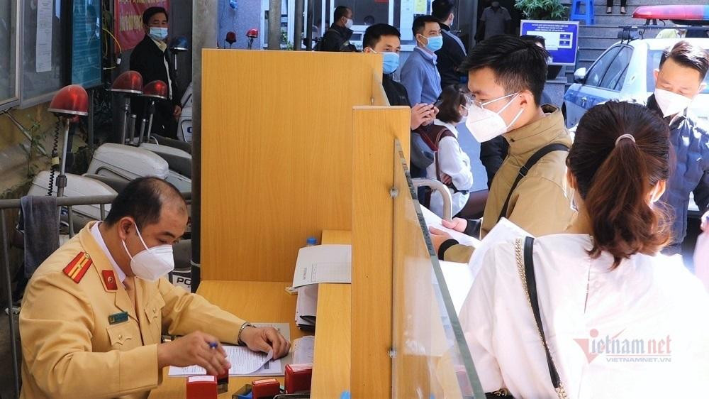 Lượng người đến làm thủ tục tăng từ 50 - 70% so với các ngày trước đó Lượng người đến làm thủ tục tăng từ 50 - 70% so với các ngày trước đó