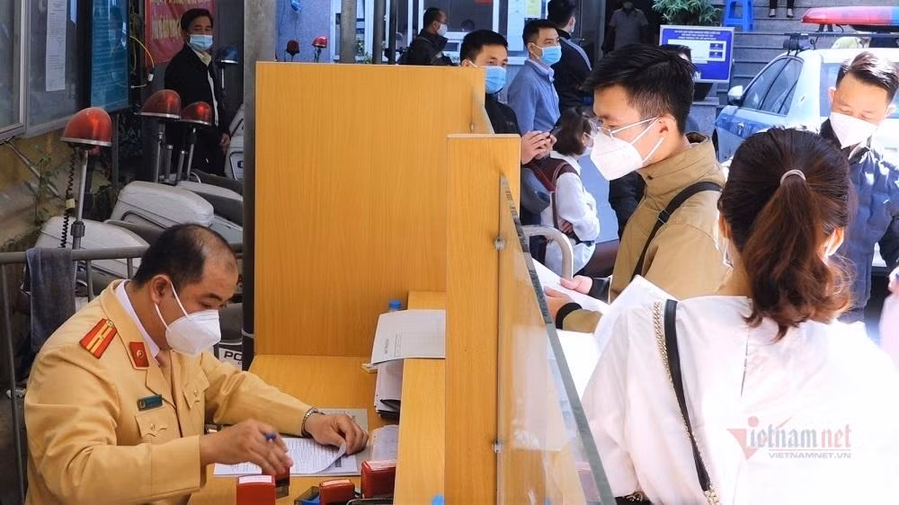 Lượng người đến làm thủ tục tăng từ 50 - 70% so với các ngày trước đó Lượng người đến làm thủ tục tăng từ 50 - 70% so với các ngày trước đó