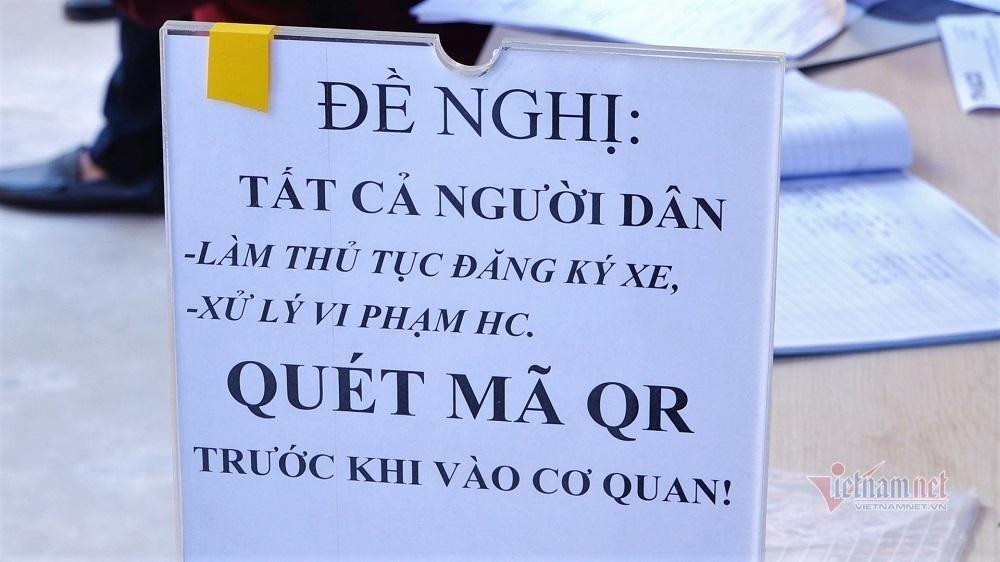 Biển yêu cầu quét mã QR khai báo y tế đặt tại điểm đăng ký xe Biển yêu cầu quét mã QR khai báo y tế đặt tại điểm đăng ký xe