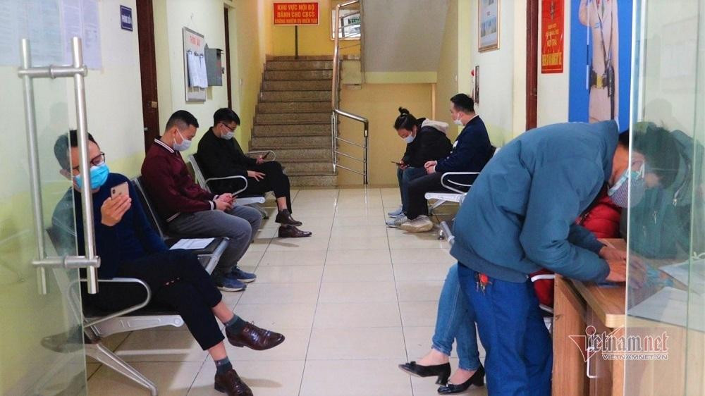 Bên trong điểm đăng ký, mọi người buộc phải ngồi giãn cách Bên trong điểm đăng ký, mọi người buộc phải ngồi giãn cách