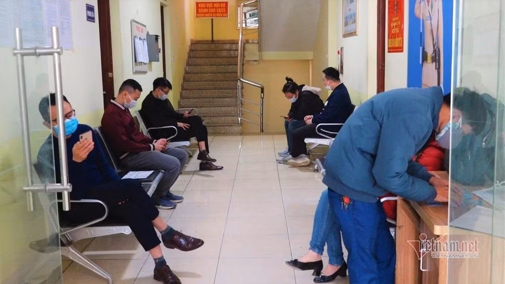 Bên trong điểm đăng ký, mọi người buộc phải ngồi giãn cách Bên trong điểm đăng ký, mọi người buộc phải ngồi giãn cách