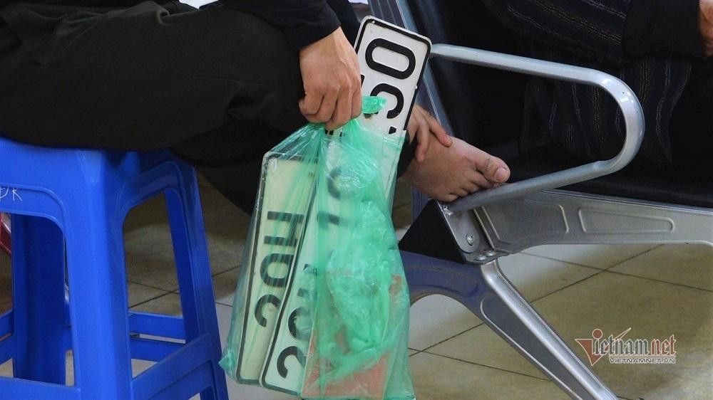 Nhiều chủ xe kinh doanh đến đổi sang biển kiểm soát màu vàng Nhiều chủ xe kinh doanh đến đổi sang biển kiểm soát màu vàng