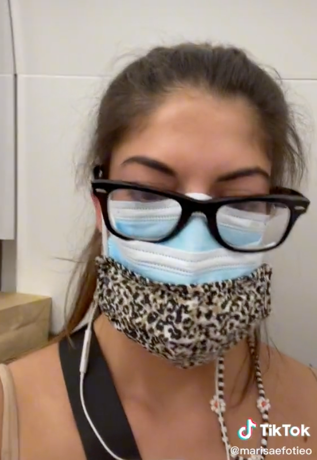 Nữ giáo viên trẻ tuổi quay video Tiktok khi cách ly trong buồng vệ sinh máy bay. Ảnh chụp màn hình Nữ giáo viên trẻ tuổi quay video Tiktok khi cách ly trong buồng vệ sinh máy bay. Ảnh chụp màn hình