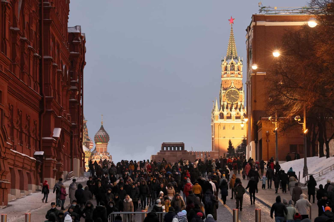Người dân Mátxcơva tụ tập trên Quảng trường Đỏ trước khi khu vực này đóng cửa từ 17h đến 7h sáng. Ảnh: Tass Người dân Mátxcơva tụ tập trên Quảng trường Đỏ trước khi khu vực này đóng cửa từ 17h đến 7h sáng. Ảnh: Tass