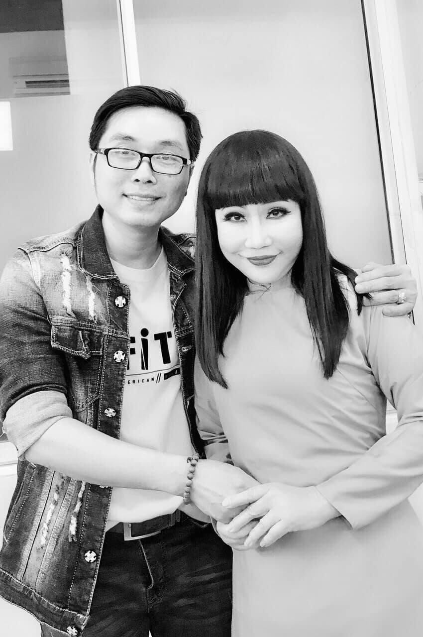 Nhà báo Song Minh (trái) bên NSƯT Thanh Kim Huệ.