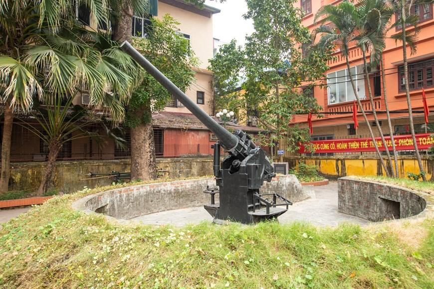 Pháo đài Láng là nơi bắn những loạt đạn pháo đầu tiên, phát hiệu lệnh cho Hà Nội mở đầu cuộc Toàn quốc kháng chiến, theo mệnh lệnh của Bộ Tổng chỉ huy. Pháo binh Việt Nam ngày ấy mới được thành lập, đã nhận nhiệm vụ công kích chủ lực, đánh giặc ngay trong lòng thành phố... (Ảnh: Minh Sơn/Vietnam+)