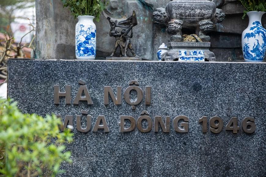 Tượng đài là biểu tượng tôn vinh lòng kiên cường anh dũng hưởng ứng lời kêu gọi toàn quốc kháng chiến của chủ tịch Hồ Chí Minh, là sự ghi dấu chiến công anh hùng của quân dân thủ đô chiến đấu suốt 60 ngày đêm cầm chân giặc Pháp trong những ngày mùa đông năm 1946. (Ảnh: Minh Sơn/Vietnam+)