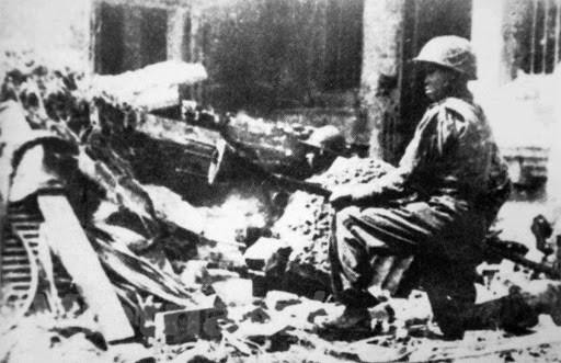 Bức ảnh lịch sử Nguyễn Văn Thiềng (bí danh Trần Thành) là chiến sĩ quyết tử Thủ đô năm 1946. Anh là Trung đội trưởng Trung đội bảo vệ Bộ Tổng tham mưu (nay là số nhà 18 Nguyễn Du). Anh hy sinh vào ngày 23/12/1946. (Ảnh tư liệu)