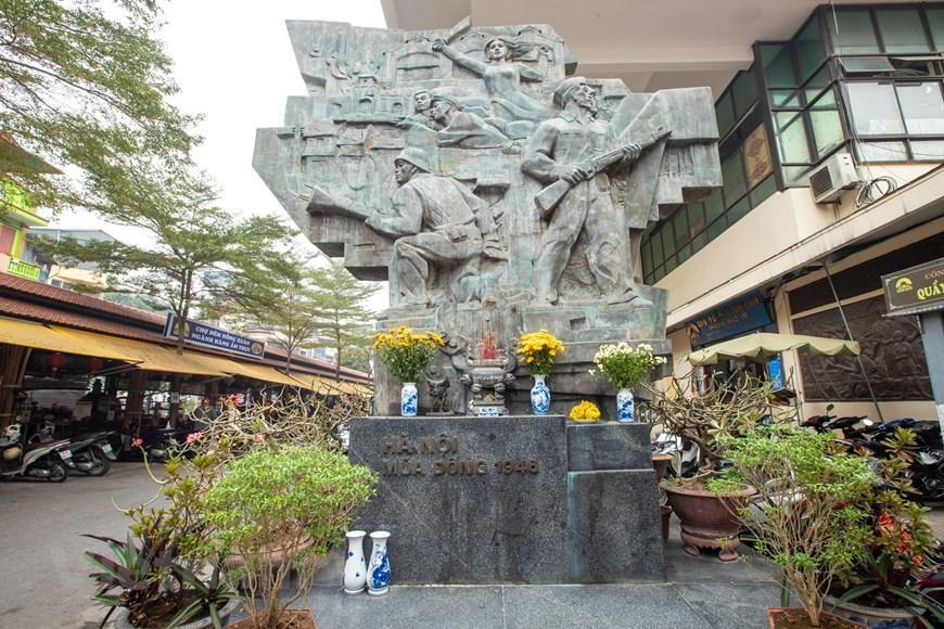 Bức phù điêu Hà Nội mùa đông năm 1946 lặng lẽ giữa sự náo nhiệt của một khu chợ buôn bán hàng đầu Hà Nội. (Ảnh: Hoài Nam/Vietnam+)