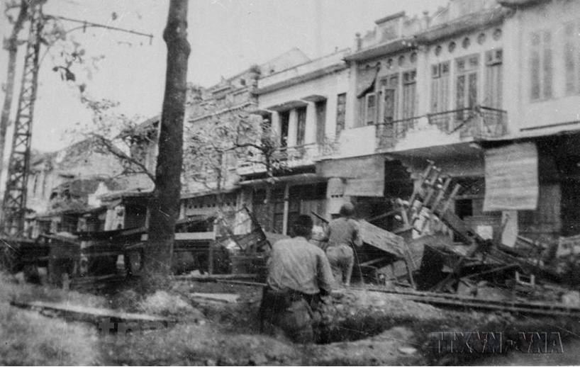 Khu vực đường Hàng Bài khi xưa, nhân dân đã lập các hàng rào chiến lũy bằng chính những vật dụng trong nhà để đấu tranh chống lại quân Pháp. (Ảnh tư liệu)