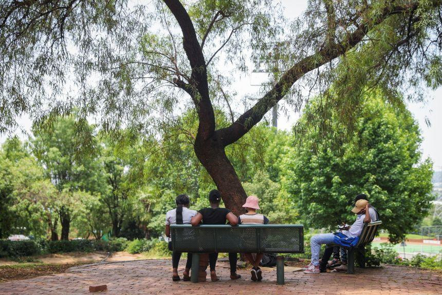 Các sinh viên ngồi trong khuôn viên Đại học Công nghệ Tshwane. Ảnh: Reuters