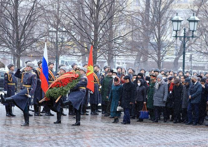 Chủ tịch nước Nguyễn Xuân Phúc đặt vòng hoa tại Đài tưởng niệm các Chiến sĩ Vô danh. (Ảnh: Thống Nhất/TTXVN)