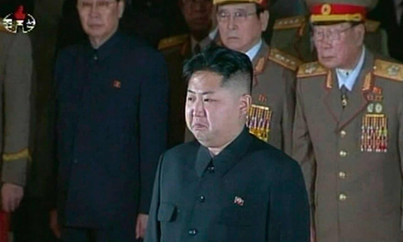 Ông Kim Jong-un rơi nước mắt khi đến viếng cha tại cung Tưởng niệm Kumsusan vào năm 2011. Ảnh: Reuters Ông Kim Jong-un rơi nước mắt khi đến viếng cha tại cung Tưởng niệm Kumsusan vào năm 2011. Ảnh: Reuters