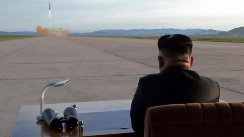 Ông Kim Jong-un giám sát việc thử tên lửa đạn đạo Hwasong-12 hồi năm 2017. Ảnh: Reuters Ông Kim Jong-un giám sát việc thử tên lửa đạn đạo Hwasong-12 hồi năm 2017. Ảnh: Reuters