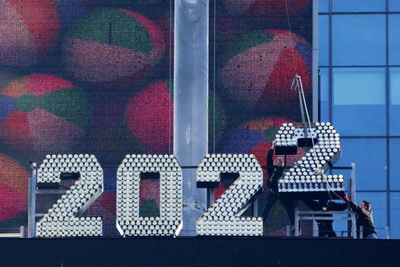 Nhiều quốc gia phải thay đổi kế hoạch đón năm mới vì Omicron. Ảnh: Reuters