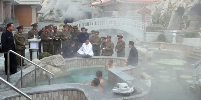 Ông Kim Jong-un cùng đoàn tuỳ tùng đến thăm Khu nghỉ dưỡng Suối nước nóng Quận Yangdok năm 2019. Ảnh: KCNA Ông Kim Jong-un cùng đoàn tuỳ tùng đến thăm Khu nghỉ dưỡng Suối nước nóng Quận Yangdok năm 2019. Ảnh: KCNA