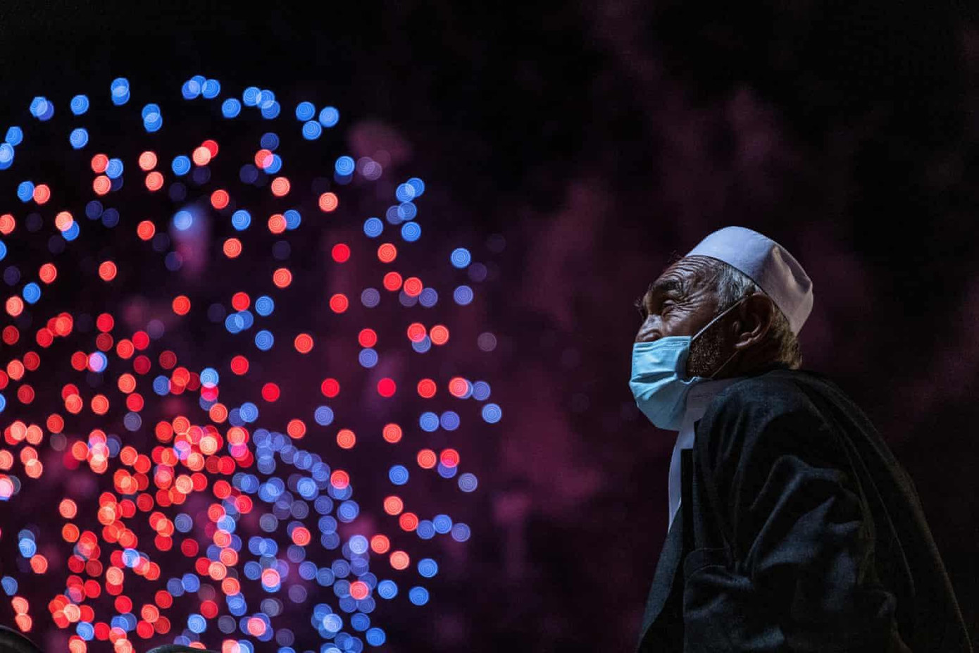 Một cụ ông đeo khẩu trang xem pháo hoa ở Sydney (Australia). Ảnh: Getty Một cụ ông đeo khẩu trang xem pháo hoa ở Sydney (Australia). Ảnh: Getty