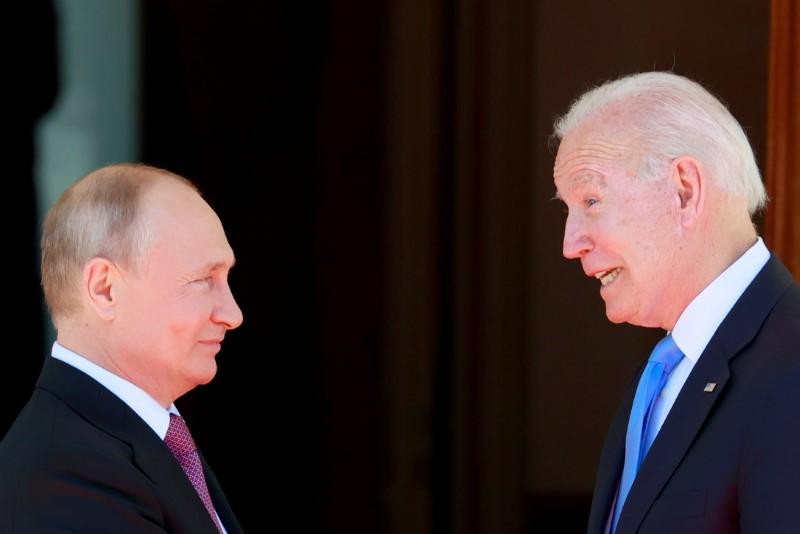 Tổng thống Nga Vladimir Putin và Tổng thống Mỹ Joe Biden gặp nhau tại Thuỵ Sĩ hồi tháng 6. Ảnh: Reuters