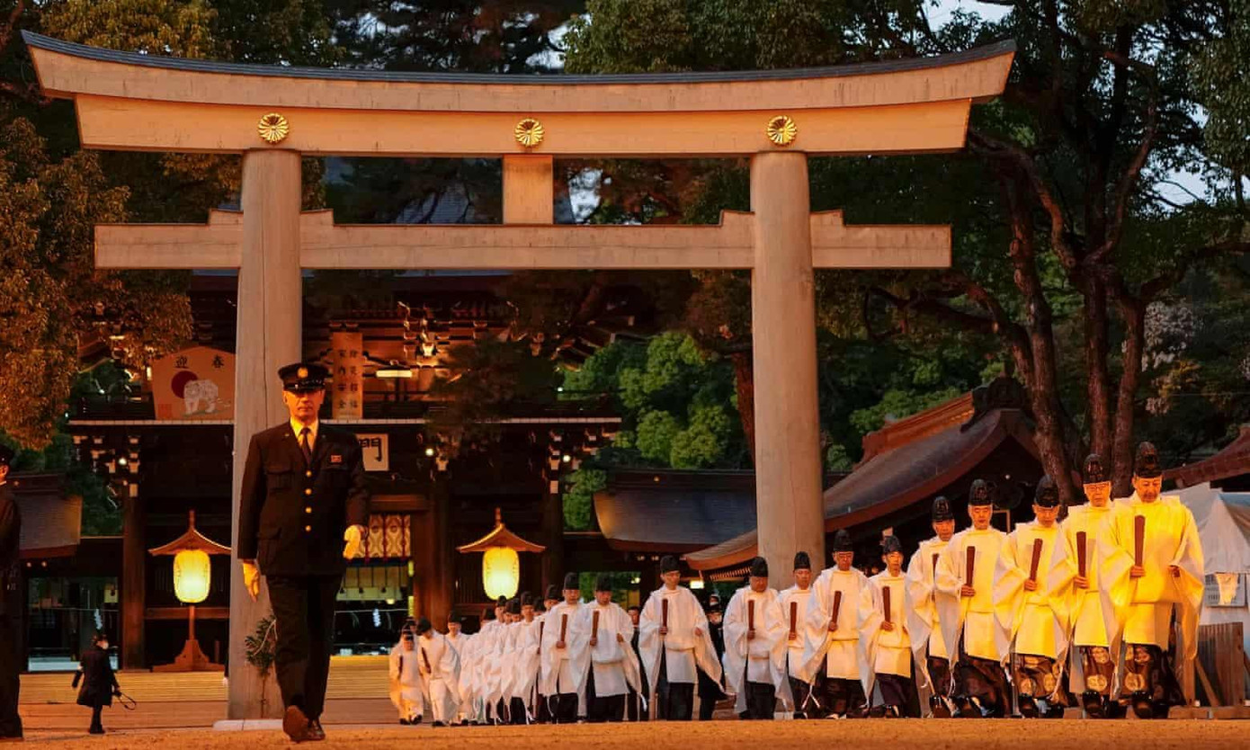 Quá trình chuẩn bị nghi lễ năm mới ở đền Meiji. Ảnh: EPA Quá trình chuẩn bị nghi lễ năm mới ở đền Meiji. Ảnh: EPA