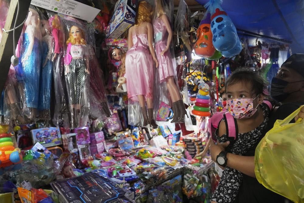 Một bé gái được đưa đi mua quà Giáng sinh ở Manila (Philippines) ngày 24/12. Ảnh: AP Một bé gái được đưa đi mua quà Giáng sinh ở Manila (Philippines) ngày 24/12. Ảnh: AP