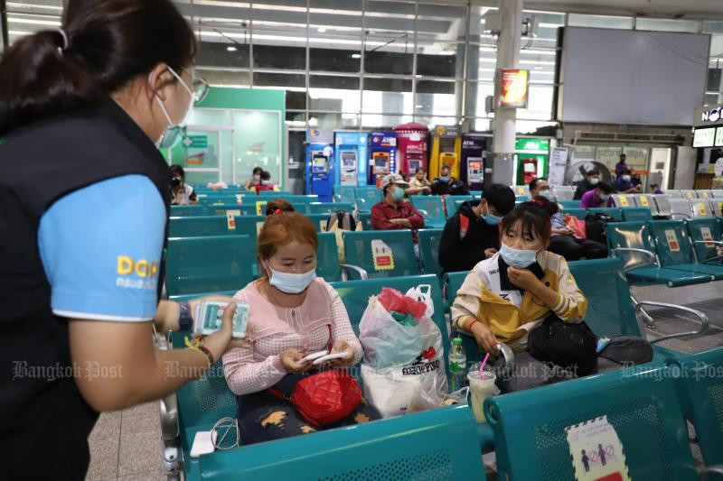 Các hành khách ngồi chờ xe buýt ở Bangkok (Thái Lan). Ảnh: Bangkok Post Các hành khách ngồi chờ xe buýt ở Bangkok (Thái Lan). Ảnh: Bangkok Post