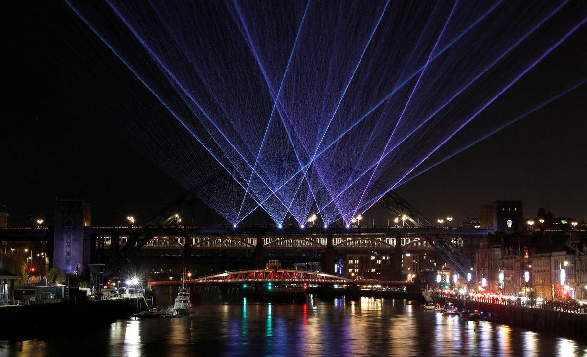 Trình diễn laser mừng năm mới ở Newcastle (Anh) ngày 30/12. Ảnh: Reuters Trình diễn laser mừng năm mới ở Newcastle (Anh) ngày 30/12. Ảnh: Reuters