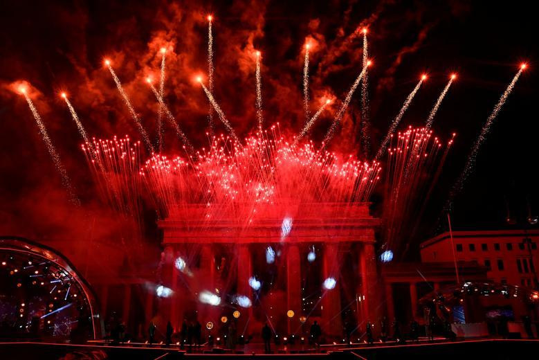 Pháo hoa mừng năm mới 2021 ở Cổng Brandenburg (Berlin). Ảnh: Reuters