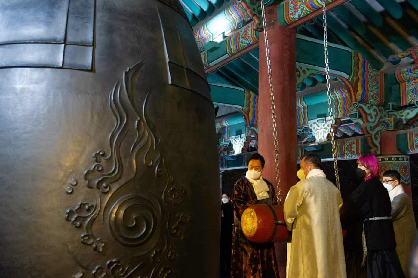 Bức ảnh này được chụp ngày 29/12, khi Thị trưởng Seoul (Hàn Quốc) Oh Se-hoon thực hiện nghi thức đánh chuông mừng năm mới 2022 tại tháp chuông tháp chuông Bosingak - biểu tượng của Seoul. Buổi lễ được ghi hình trước để phát sóng đêm giao thừa. Đây là năm thứ hai liên tiếp lễ rung chuông đêm giao thừa của Seoul bị hủy bỏ do đại dịch. Ảnh: Getty Bức ảnh này được chụp ngày 29/12, khi Thị trưởng Seoul (Hàn Quốc) Oh Se-hoon thực hiện nghi thức đánh chuông mừng năm mới 2022 tại tháp chuông tháp chuông Bosingak - biểu tượng của Seoul. Buổi lễ được ghi hình trước để phát sóng đêm giao thừa. Đây là năm thứ hai liên tiếp lễ rung chuông đêm giao thừa của Seoul bị hủy bỏ do đại dịch. Ảnh: Getty