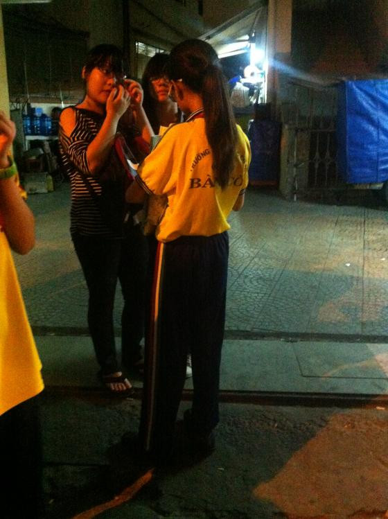 Đêm hôm khuya khoắt, sao bắt học sinh hối hả đến trường? ảnh 2