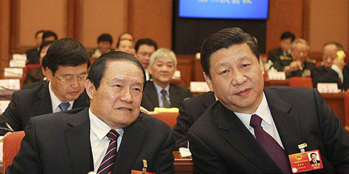 Chu Vĩnh Khang (trái) và Chủ tịch Tập Cận Bình khi ông Chu còn đương nhiệm. Với vị trí là Ủy viên Thường vụ Bộ Chính trị Trung Quốc, đứng đầuủy ban Chính trị-Pháp luật của Đảng Cộng sản Trung Quốc, ông Chu Vĩnh Khang từng được xem là người giữ quyền lực đứng thứ 3 của đất nước 1,3 tỷ dân này.